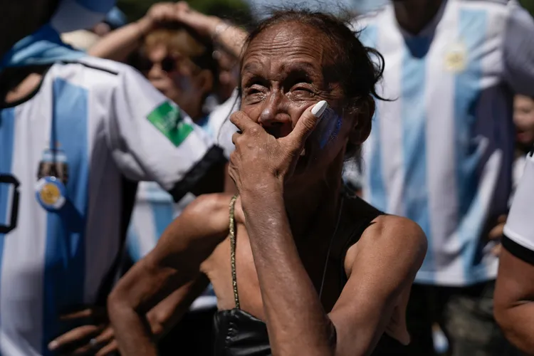 阿根廷基層老球迷雖然生活困頓，仍為球隊奪冠欣喜落淚。美聯社