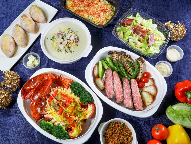 台中長榮推出購買西式年菜外帶享優惠價6688元，-加贈冠軍蛋黃酥一盒。業者提供