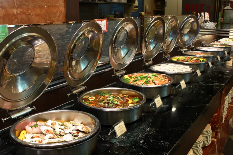 咖啡廳下午茶吃到飽也能品嚐熟食、海鮮等料理。台中長榮提供