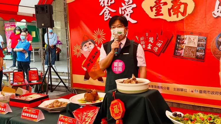 勞動部雲嘉南分署長劉邦棟呼籲踴躍採購，形成愛的循環。王志弘攝