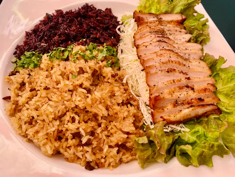 喜憨兒精心準備的年菜，好看又好吃。王志弘攝