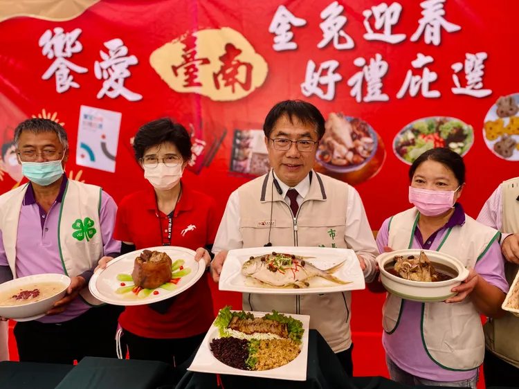 黃偉哲呼籲社會大眾一起來選購。王志弘攝