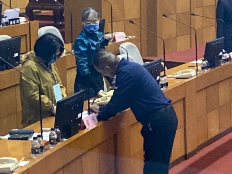 議員逐一被唱名前往領票圈選。陳宏銘攝