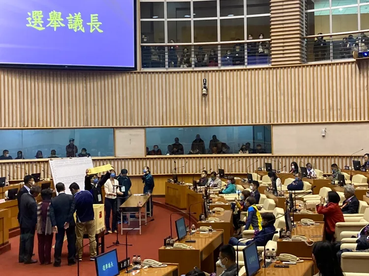 圈選完後，開票時工作人員逐一唱票。陳宏銘攝