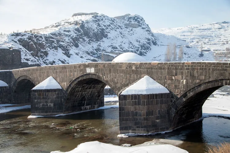迷人的冬季城市卡爾斯。土耳其旅遊推廣發展局提供