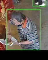 男子口罩拉到鼻子下方，打開便當、徒手翻閱便當內的菜色。翻攝自臉書岡山．愛心冰箱站