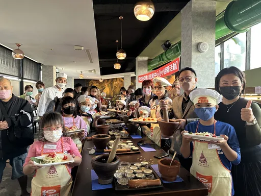 受人點滴湧泉以報 泰式料理闆娘40年後手心向下