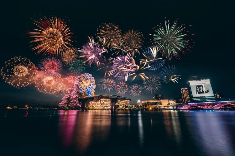 2021年國慶煙火選址高雄港都，以璀璨煙火點亮愛河灣。