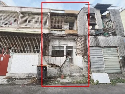 高雄透天总价220万长这样　网友围观：像极了被炸过