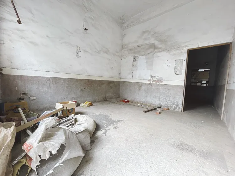 屋況很遭網友直呼「這照片看了都快中風」。翻攝臉書大高雄房屋買賣網