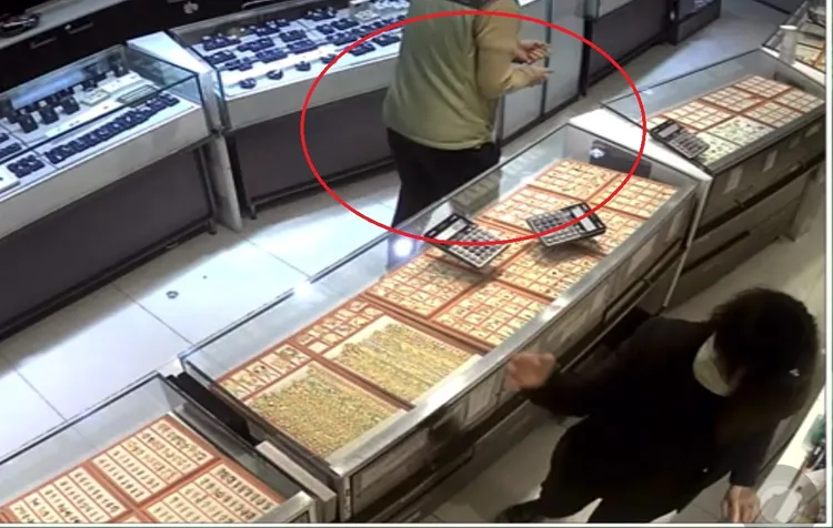 田男搶走金項鍊。中壢警分局提供