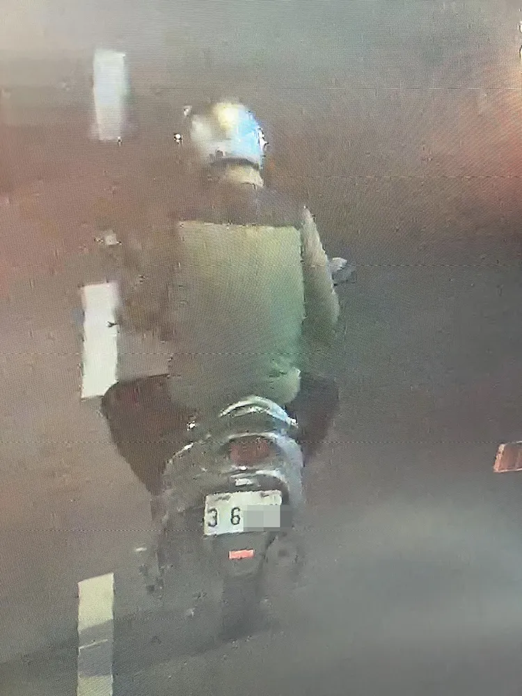 田男騎著遮蔽車牌的機車逃逸。中壢警分局提供