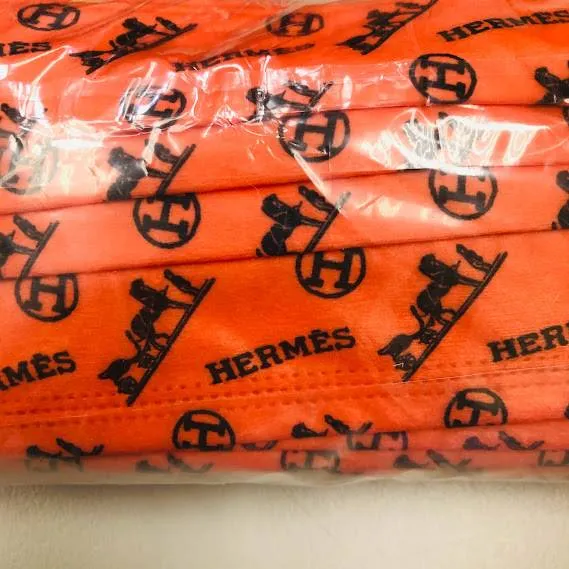 警方在璩女家查扣到愛馬仕山寨口罩。警方提供