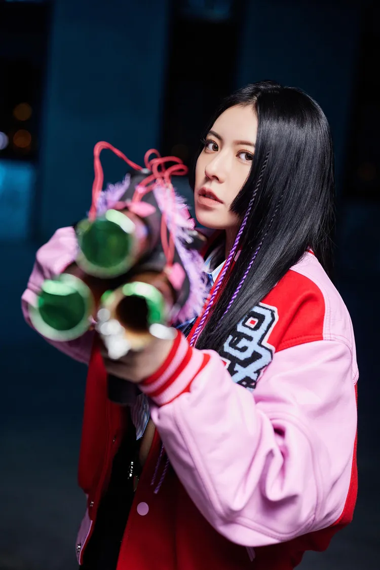 MIUSA拿槍射擊卻卡彈射不出來。容易文創提供