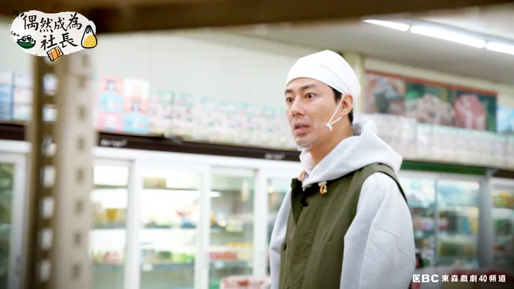 趙寅成擔任主廚，看到廚房驚呆。東森提供