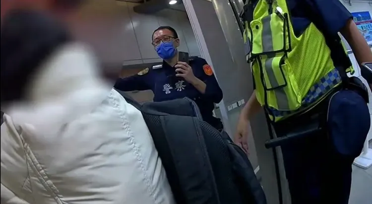 警員帶陳婦去接兒子。讀者提供