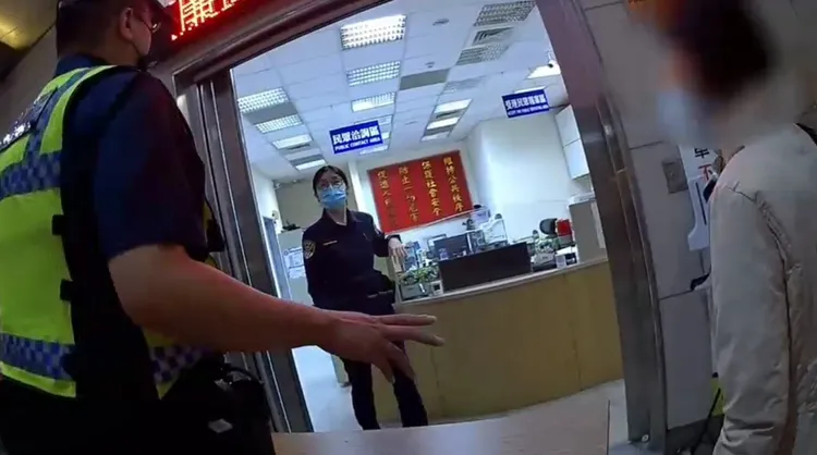 警方帶陳姓婦人至鐵路警察局調監視器。讀者提供
