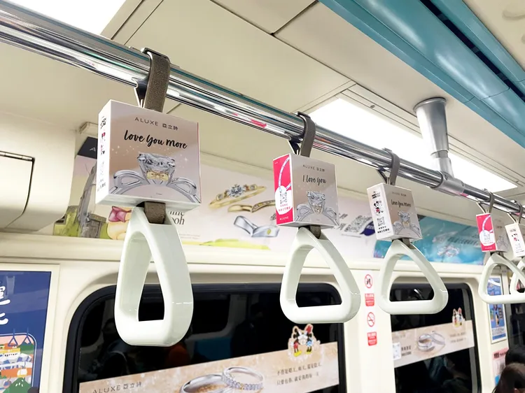 把手設計成一枚求婚鑽戒再搭配金句。業者提供