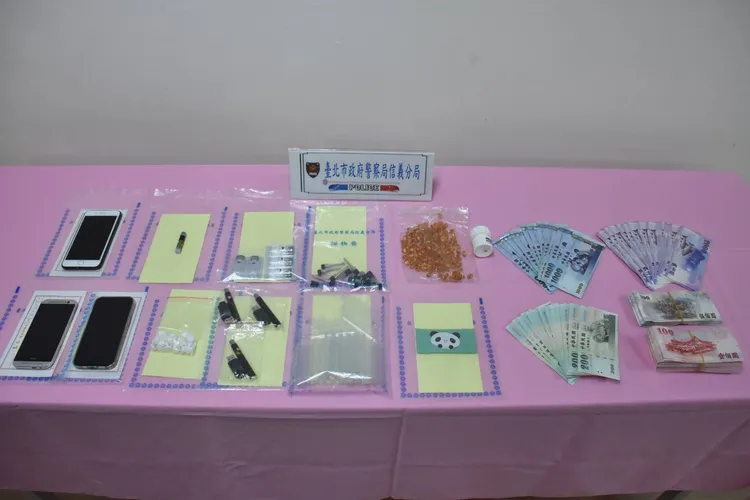 警方查扣證物。翻攝畫面