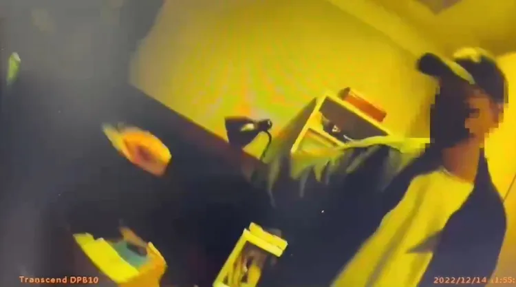 警方搜索張男住處。翻攝畫面