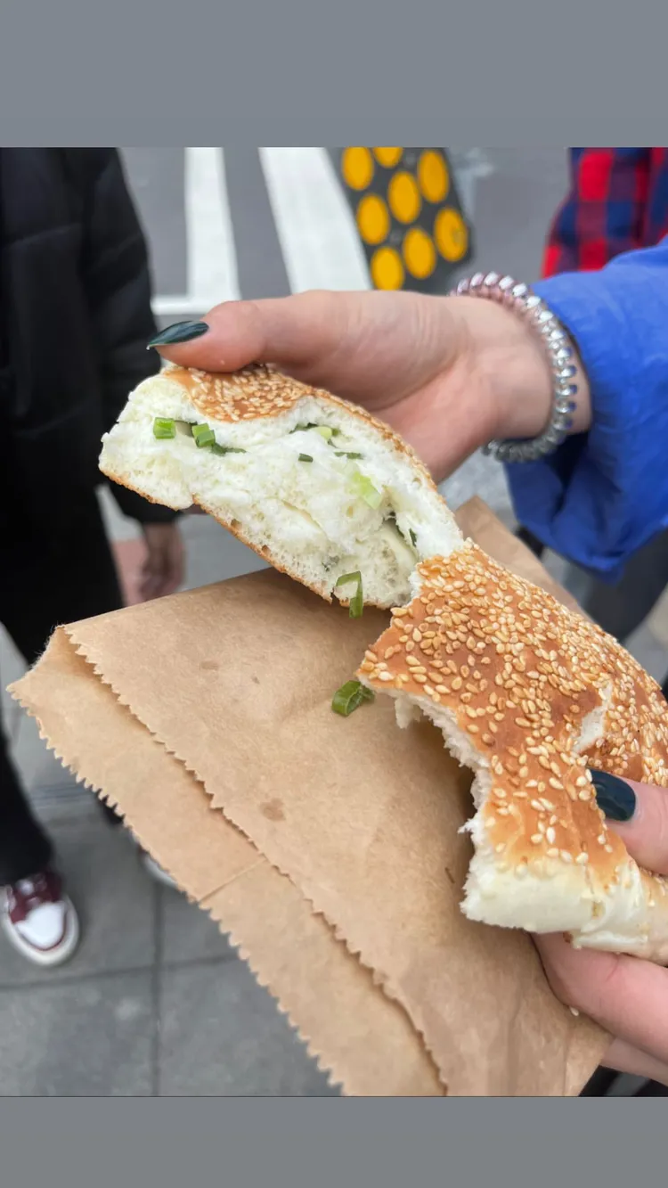 劉思慕一行人買蔥餅分食。翻攝simuliu IG