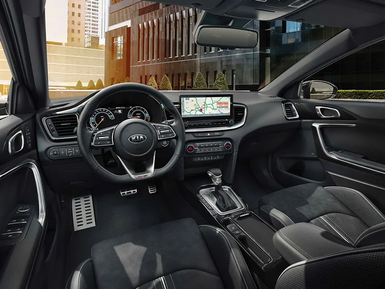 車艙透過12.3吋的全液晶儀表板、升級後的10.25吋中央觸控螢幕，強化科技水平及使用體驗。原廠照片