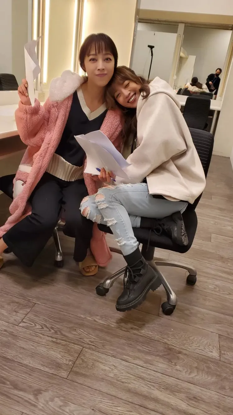 貝童彤（右）才剛加入三立8點檔《一家團圓》跟勇兔同台。三立提供