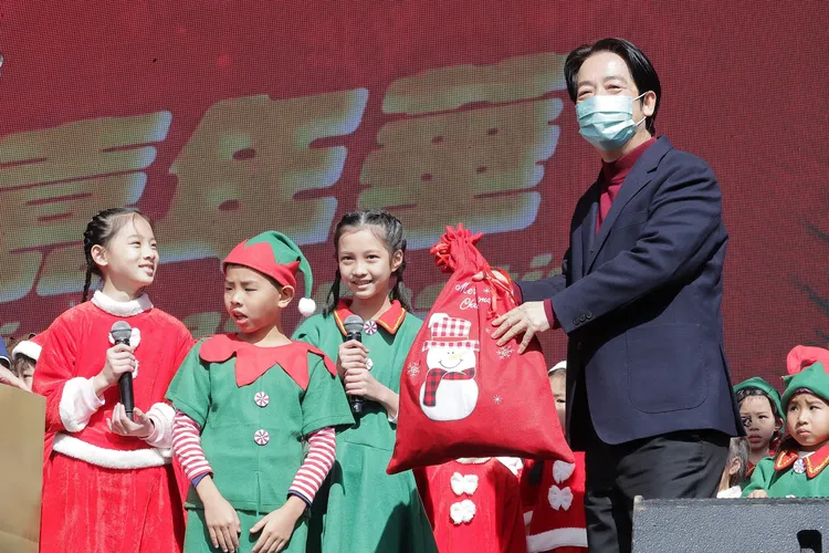 賴清德出席「2022聖誕嘉年華」活動，接受小朋友代表贈送聖誕禮物。總統府提供