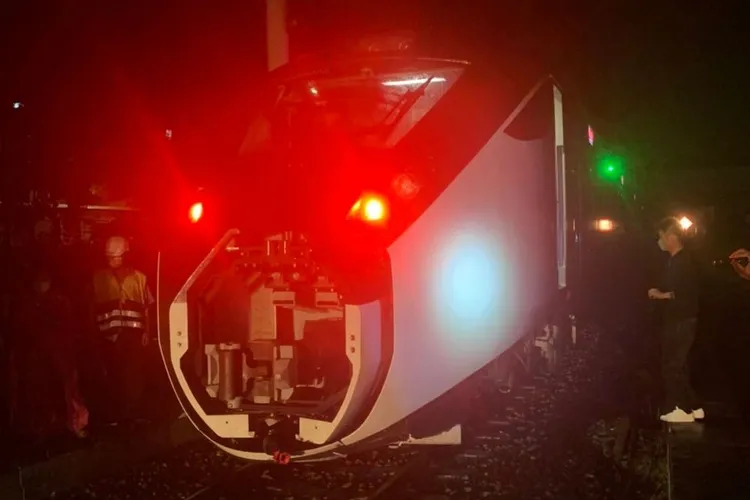 台鐵新自強號車頭被撞破洞。讀者提供