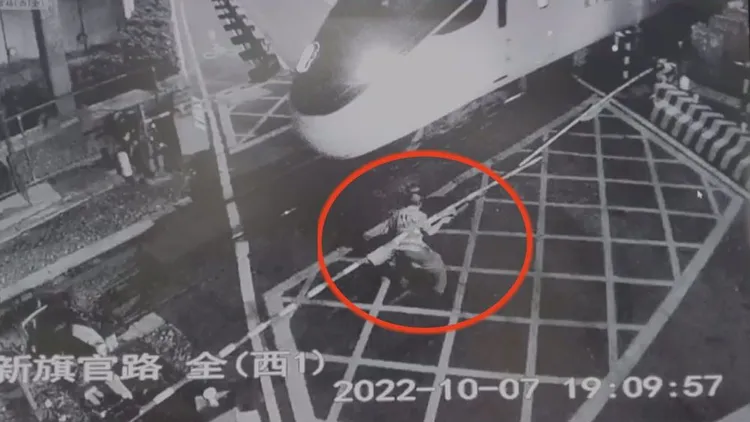 保全差點被撞上，幸好及時彈開才免於傷亡。讀者提供