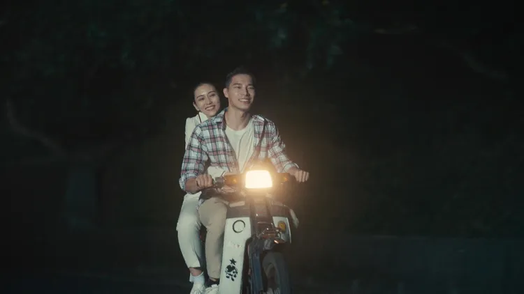 宋偉恩（前）載瑭霏上山看夜景。民視提供