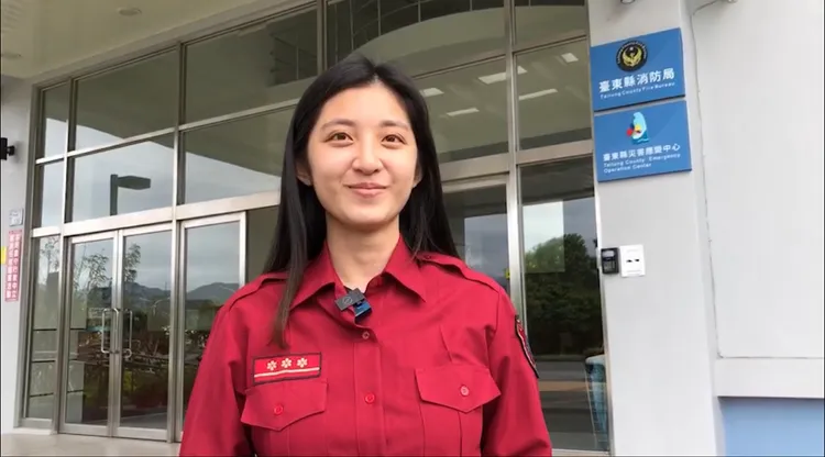 台東縣消防局安全檢查分隊女消防員李妍鈞。翻攝畫面