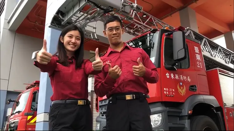 台東消防月曆其中2名消防員。翻攝畫面