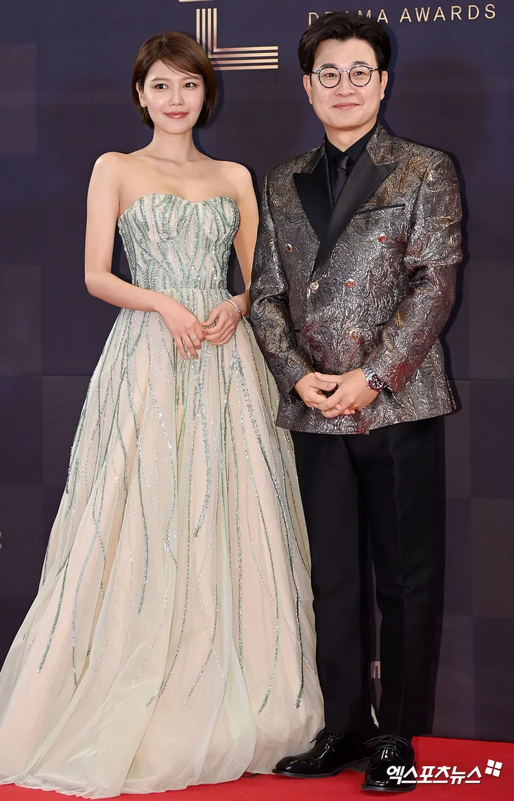 秀英（左）、金聖柱擔任典禮主持人。翻攝xportsnews