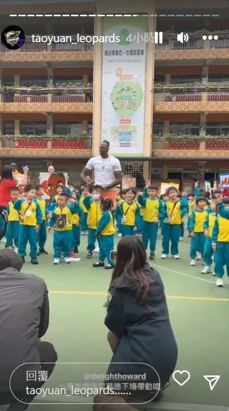 魔獸與年幼的學童一起唱跳，學生嗨翻。翻攝自桃園永豐雲豹IG