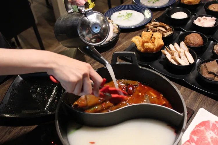 冬季氣溫降低，「爆炒川府麻辣」也是適合品嘗的湯底。業者提供