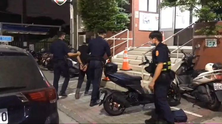 逾期居留的外勞和警察比賽跑百米，跑輸了被逮捕歸案。讀者提供