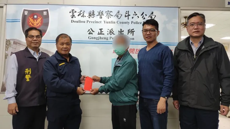 警方感謝計程車司機見義勇為，由副分局長黃仁男當場頒獎感謝。警方提供