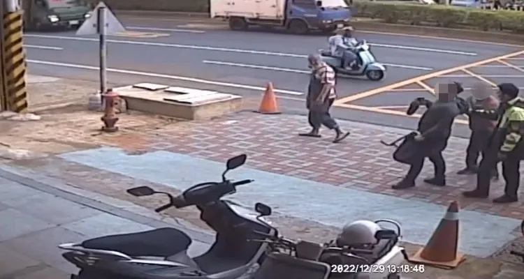 廖姓詐欺車手驚逃，跑不出百米氣喘吁吁，遭司機和員警合力緝捕。民眾提供