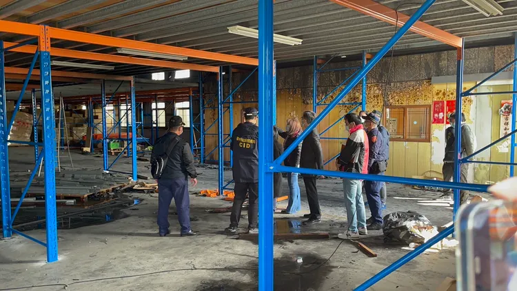 鑑識人員到火場勘查。王煌忠攝