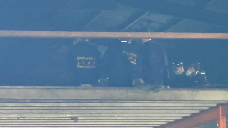 鑑識人員到火警現場勘驗。王煌忠攝