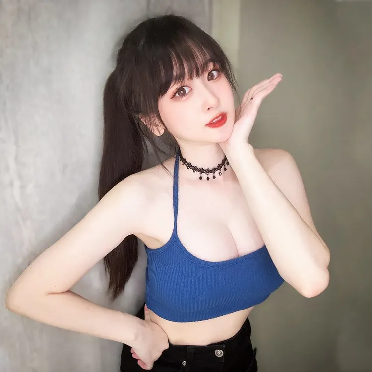 薇薇應觀眾要求奉上「)( 照片」。翻攝IG/weiwei_0610