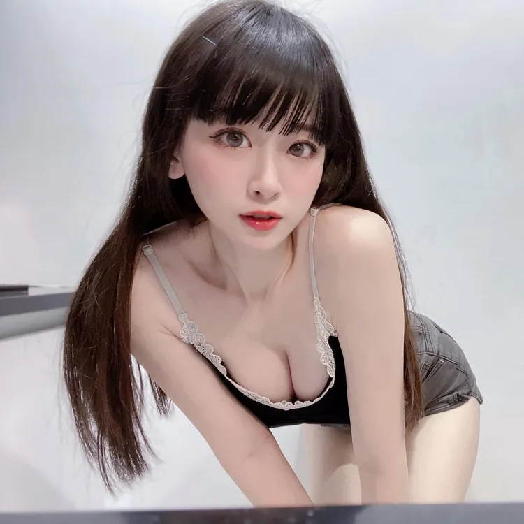 薇薇火辣的身材讓人看不出是孩子的媽了。翻攝IG/weiwei_0610