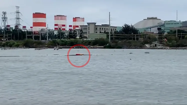 高科大獨木舟出海受困淺灘。民眾提供