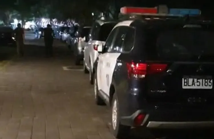 住戶投訴，社宅人行道因造勢活動，開放對外停車。住戶提供