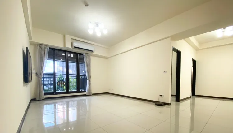 中壢區永順街某屋齡6年的大樓近期求售，75.95坪的2樓戶、開價2155萬元，賣方強調能用房價3字頭以內輕鬆入主青埔，意外掀起話題。翻攝PTT論壇