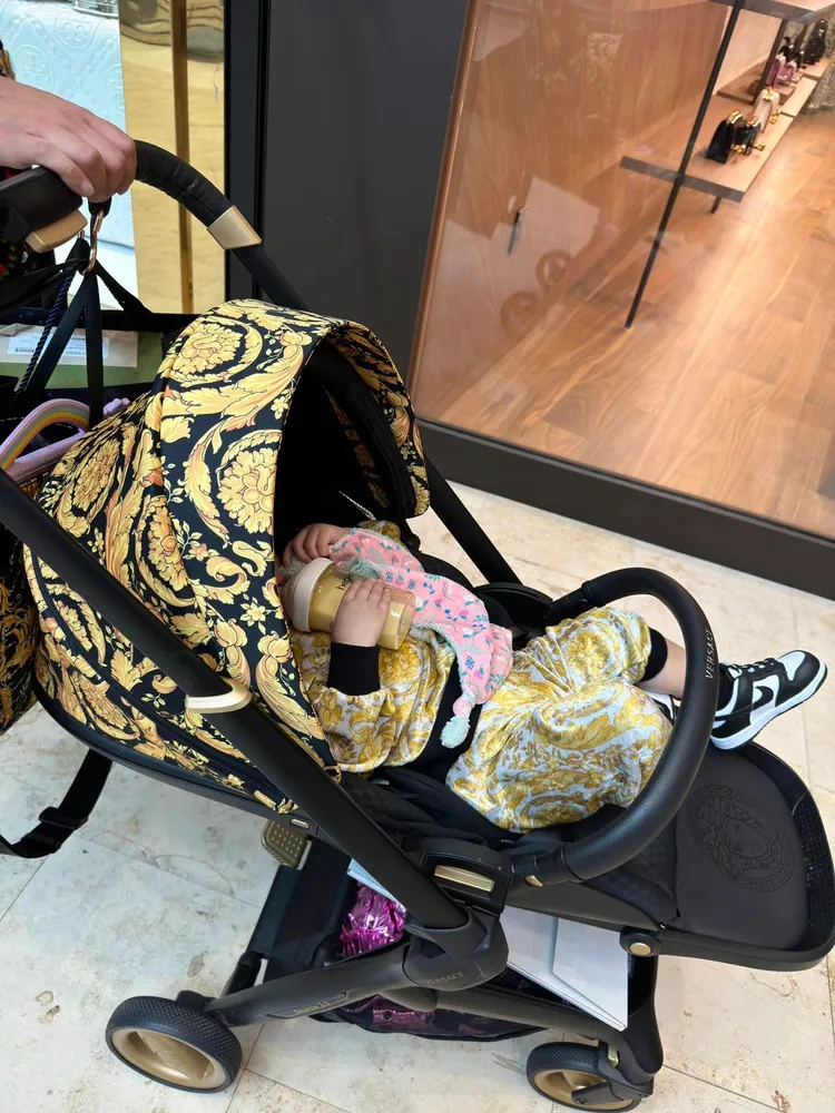 「小王美」喝奶時才肯坐推車。翻攝王思佳臉書