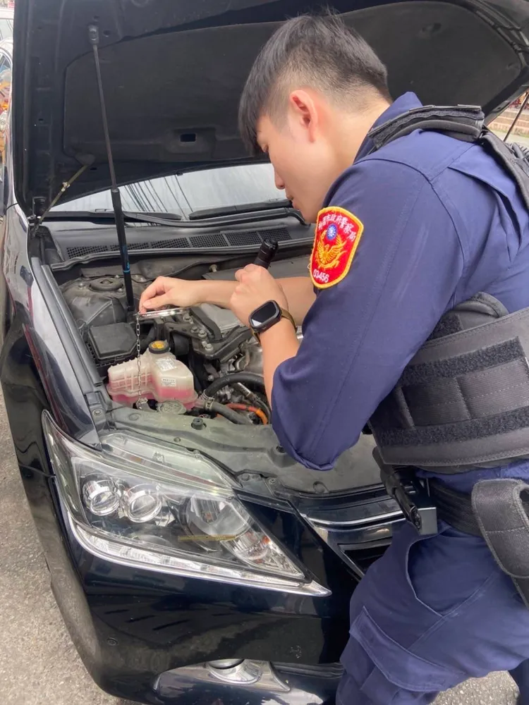 警員救貓。桃園警分局提供