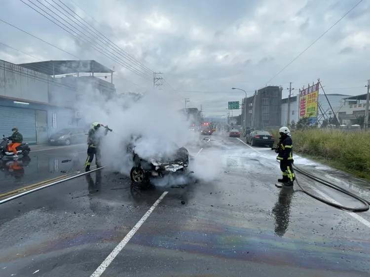 失火車子付之一炬。民眾提供