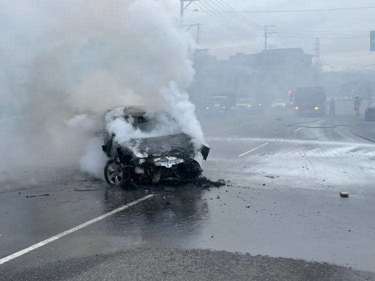 車輛失火付之一炬。民眾提供